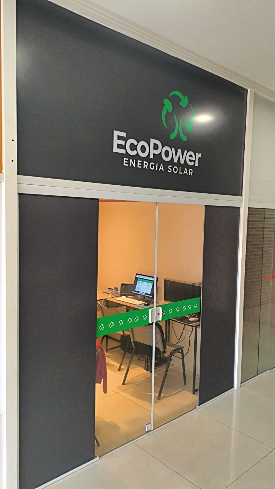 Equipe EcoPower com painéis solares